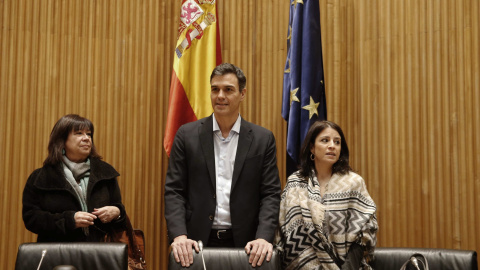 El secretario general del PSOE, Pedro Sánchez (c) junto a la portavoz del partido, Adriana Lastra (d) y la presidenta de la formación, Cristina Narbona (i), durante la reunión que el Grupo Parlamentario Socialista ha celebrado en el Congres