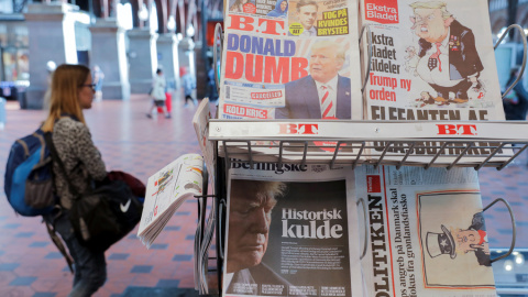 Un quiosco de prensa en la estación central de Copenhague muestra las portadas de los periódicos con las reacciones a la cancelación del viaje del presidente estadounidense Donald Trump a Dinamarca tras la negativa de la primera ministra da