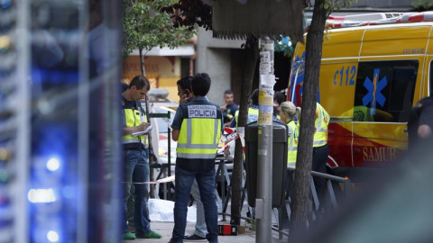 Los servicios de emergencia y la Policía, en el exterior del despacho de abogados de Usera. EFE/Javier Lizón