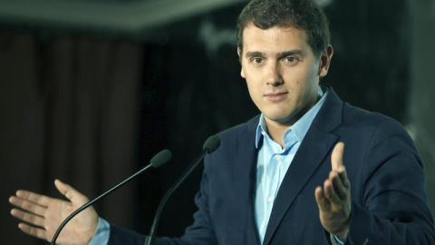 El presidente de Ciudadanos, Albert Rivera, durante su intervención esta tarde en un hotel barcelonés, donde se ha celebrado el 10 aniversario del manifiesto que dio lugar al nacimiento de C's. EFE/ Andreu Dalmau