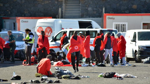 Varios migrantes son atendidos por los servicios de emergencias, en el muelle de La Restinga, a 9 de noviembre de 2023, en El Hierro.