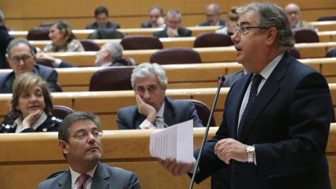 El Ministro del Interior, Juan Ignacio Zoido (d), interviene en la sesión de control al Gobierno, esta tarde en el Senado, en Madrid. EFE/Zipi