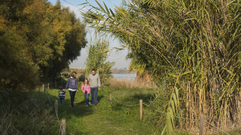 Família passejant per la ruta L'Eix del Riu