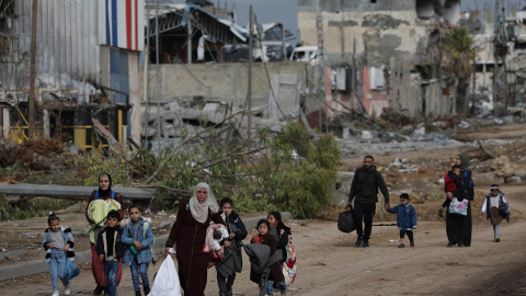 Ciudadanos palestinos cruzan Gaza de norte a sur por la carretera Salah Al Din aprovechando la tregua entre Israel y Hamás este 28 de noviembre de 2023.