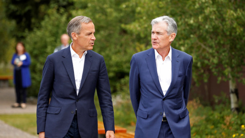 El presidente de la Reserva Federal estadounidense,  Jerome Powell (d), y el gobernador del Banco de Inglaterra , Mark Carney (i), a su llegada a la conferencia de banqueros centrales que se celebra en Jackson Hole (Wyoming, EEUU). REUTERS/