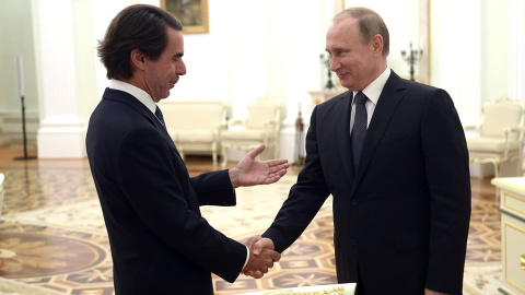 José María Aznar saluda al presidente de Rusia, Vladimir Putin, durante el encuentro que mantuvieron ayer, por el miércoles.- FACEBOOK JOSÉ MARÍA AZNAR