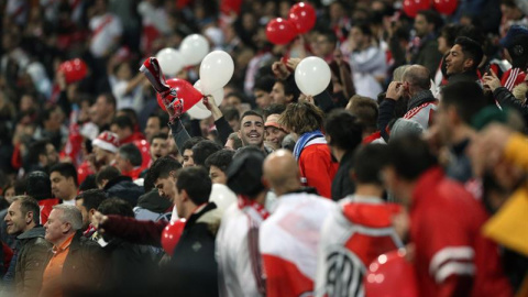 Seguidores del River Plate en el campo del Santiago Bernabéu donde a partir de las 20,30 hora española se enfrentarán al Boca Juniors en partido de vuelta de la final de la Copa Libertadores.EFE/ Rodrigo Jimenez