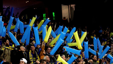 Aficionados de Boca Juniors animan en la grada del estadio Santiago Bernabeu donde esta noche se disputará el partido de vuelta de la final de la Copa Libertadores entre el River Plate y el Boca Juniors. EFE/JuanJo Martín