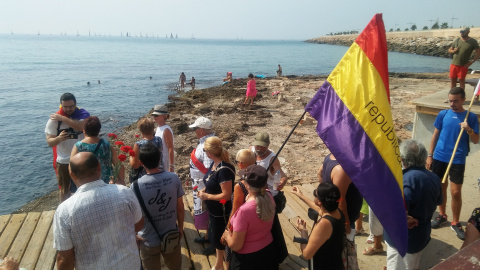 Varias personas arrojan rosas rojas en memoria de las víctimas del bombardeo, el año pasado, en el paseo marítimo Juan Aparicio, jerarca de la dictadura.