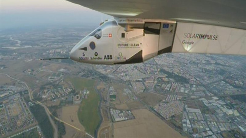 Imagen facilitada por Solar Impulse del avión Impulse II, propulsado con energía solar, durante su aproximación a España tras cruzar el Atlántico Norte. /EFE