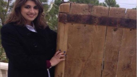 La joven siria de origen español Anna Massaad, con la puerta recuperada del monasterio de San Sergio y San Baco de Malula.