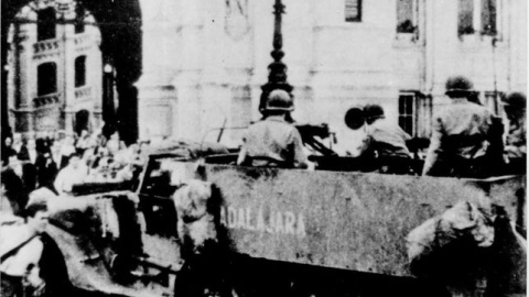 Foto de archivo de la Tanqueta Guadalajara llegando a la alcaldía de París durante la II Guerra Mundial | EFE