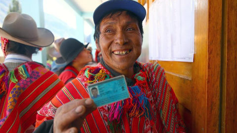 Un ciudadano acude a votar hoy, en un colegio electoral de Cusco (Perú). La votación del referéndum sobre la reforma política y judicial en Perú comenzó a las 08.00 horas de hoy (13.00 GMT), junto a la segunda vuelta para la elección de gob