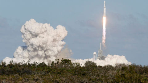 Momento del lanzamiento del Falcon Heavy. REUTERS/Joe Skipper