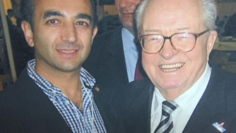 El jefe nacional de La Falange, Manuel Andrino, junto al exdirigente del Frente Nacional francés, Jean-Marie Le Pen.