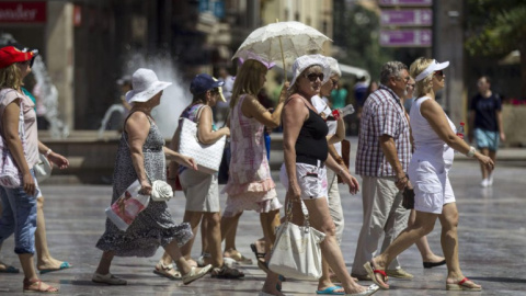 Turistas paseando por el centro de la ciudad de Valencia. EFE/Manuel Bruque