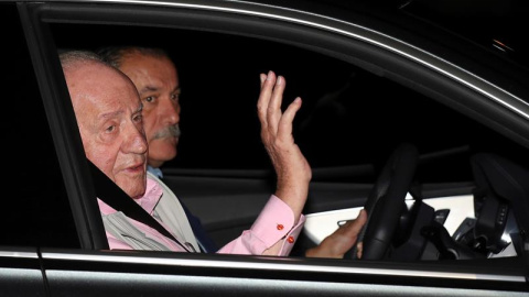 23/08/2019.- El rey Juan Carlos a su llegada este viernes a la Clínica Quirón para someterse mañana a una intervención quirúrgica cardíaca que, según ha informado la Casa Real, había sido programada en junio, tras su última revisión médica 