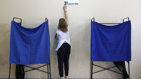 Los colegios griegos ya se preparan para la votación del referéndum que tendrá lugar mañana. REUTERS/Alkis Konstantinidis