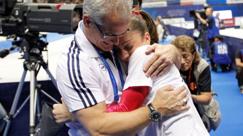 Geddert abraza a la gimnasta Jordyn Wieber en los Mundiales de Tokio de 2011. REUTERS/Kim Kyung-Hoon