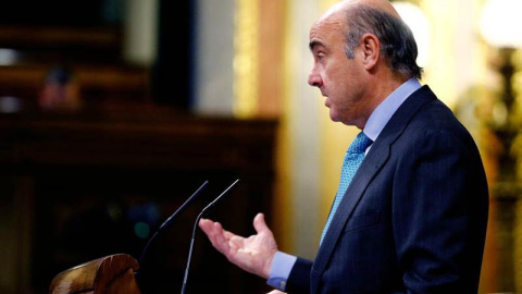 El Ministro de Economía, Industria y Competitividad, Luis de Guindos, durante su intervención en el pleno del Congreso. | J.P.GANDUL (EFE)