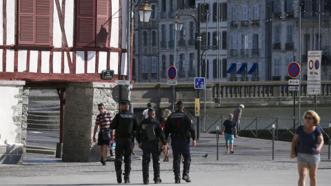 Policía francesa desplegada en Biarritz por el G7. EFE/EPA