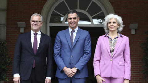 El presidente del Gobierno, Pedro Sánchez (c), en el Palacio de la Moncloa en Madrid con el consejero delegado del Grupo A.P. Møller-Maersk, Søren Skou (i), y Amparo Moraleda (d), miembro de la junta ejecutiva de la empresa. EFE/ Fernando C