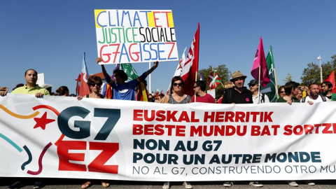 Imagen de la manifestación de la contracumbre del G7 cerca de Biarritz. EFE/EPA