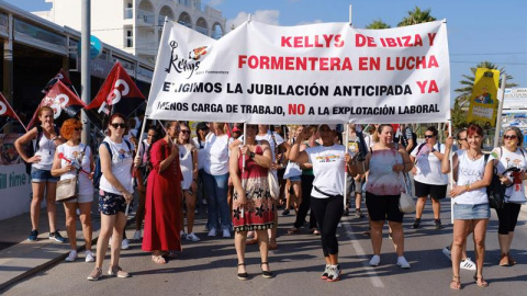 Limpiadoras y camareras de piso de hotel durante el primer día de huelga convocada por las "kellys" de Ibiza y Formentera, para protestar por los salarios recibidos en temporadas en las que los hoteles de las islas "hacen el agosto" y "se l