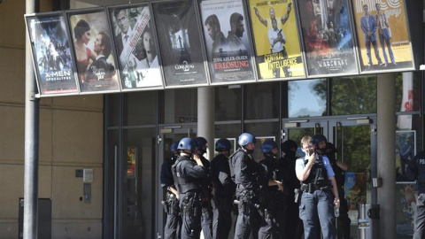 Efectivos de uan unidad de las fuerzas especiales vigilan la entrada de un multicine de Viernheim, suroeste de Alemania, el 23 de junio del 2016, donde un hombre armado se atrincheró. La policía abatió al asaltante y ninguna persona resultó