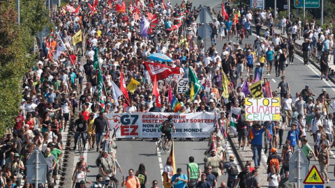 Los participantes en la "contracumbre" que se opone al G7 celebran una manifestación entre las localidades de Hendaia (Francia) e Irun (Gipuzkoa), para mostrar su rechazo a la cita que reúne en Biarritz (Francia) a los máximos mandatarios d