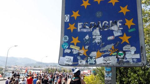 La manifestación ha salido desde del puerto de Hendaya y terminará en Irún, en el lado español de la frontera, este sábado, día de la inauguración del Cumbre del G7 en Biarritz. EFE/Javier Etxezarrreta