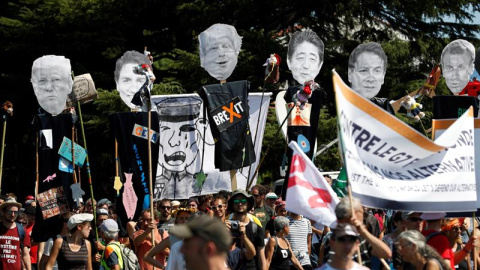 Vista de la manifestación autorizada de la Contracumbre del G7 que ha salido desde del puerto de Hendaya y terminará en Irún, en el lado español de la frontera, este sábado, día de la inauguración del Cumbre del G7 en Biarritz. EFE/Javier E