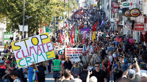 Varios miles de personas han partido de la localidad vasco francesa de Hendaya en manifestación, convocada por las plataformas Alternatives G7 y 'G7EZ!