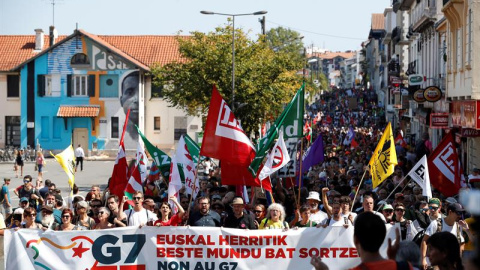 La marcha ha comenzado, entre aplausos de los asistentes, sobre las 11.15 horas con una pancarta con el lema: 'No al G7, construyendo otro mundo'