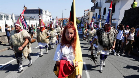 Una de las manifestantes. EFE/EPA/GUILLAUME HORCAJUELO