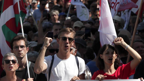 Algunos manifestantes en cabecera de la marcha. EFE/EPA/GUILLAUME HORCAJUELO