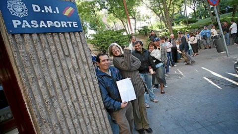 Colas en una comisaría madrileña para renovar el DNI.