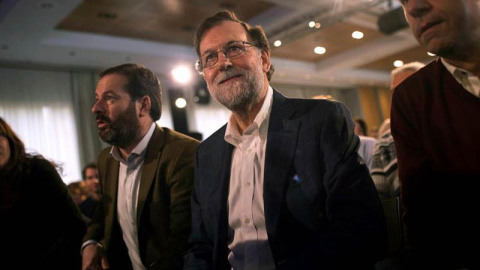 El presidente del Gobierno, Mariano Rajoy, junto a el presidente del PP de Córdoba, Adolfo Molina, a la izquierda. | RAFA ALCAIDE (EFE)