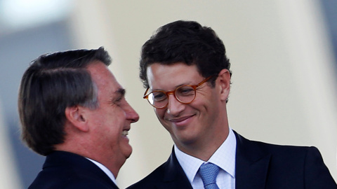 El presidente de Brasil, Jair Bolsonaro, abraza a su ministro de Medio Ambiente, Ricardo Salles, en Brasilia. REUTERS