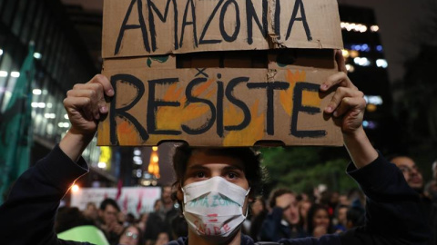 Decenas de personas participan en una protesta este viernes, en Sao Paulo (Brasil), contra los incendios. EFE/ Fernando Bizerra Jr