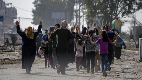 Un grupo de residentes evacuan a pie el norte de la Franja de Gaza tras la última advertencia israelí, a 5 de noviembre de 2023.