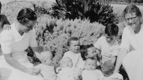 Elisabeth Eidenbenz junto a varios niños en la Maternidad de Elna