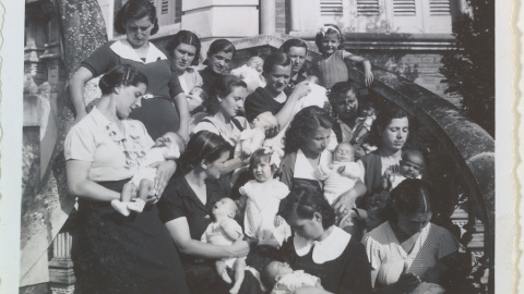 Mujeres con los niños recién nacidos en la escalera de La Maternidad.