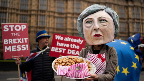 Una activista 'antibrexit, 'disfrazada de Theresa May. ante el Parlamento en Londres. / WILL OLIVER (EFE)