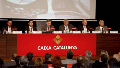 El expresidente de Caixa Catalunya, Narcís Serra, acompañado de los miembros de la dirección de la caja, en una junta de la entidad catalana. EFE