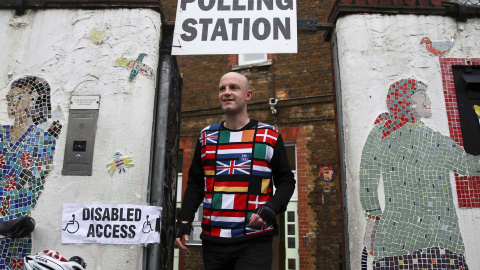 Un hombre viste un jersey con motivos europeos tras salir de votar en el referendum sobre la permanencia de Reino Unido en la Unión Europea.. REUTERS/Neil Hall