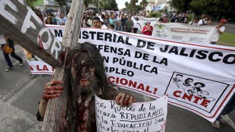 Docentes y simpatizantes del movimiento magisterial participan en una protesta en la ciudad mexicana de Guadalajara en contra de los actos violentos registrados en el estado de Oaxaca, que dejaron un saldo de ocho personas fallecidas. EFE/U