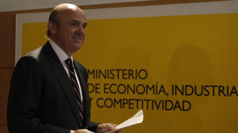 El ministro de Economía, Luis de Guindos, a su llegada la rueda de prensa que ofreció en la sede del ministerio. | JAVIER LIZÓN (EFE)