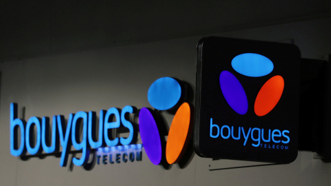 El logo de Bouygues Telecom a la entrada de una de sus tiendas en Niza. REUTERS/Eric Gaillard