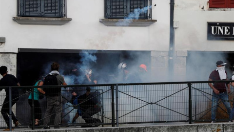 La Policía francesa disuelve una manifestación de la contracumbre del G7 en Bayona. EFE/Javier Etxezarreta